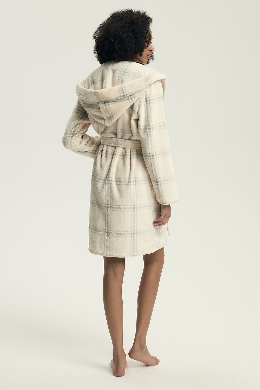 Plush polyester women's bathrobe by Henderson, ideal for cosy lounging, available in sizes S to XXL with a chic knee-length design.