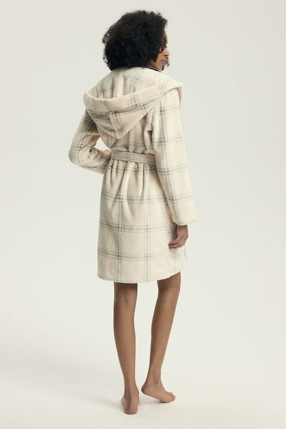 Plush polyester women's bathrobe by Henderson, ideal for cosy lounging, available in sizes S to XXL with a chic knee-length design.