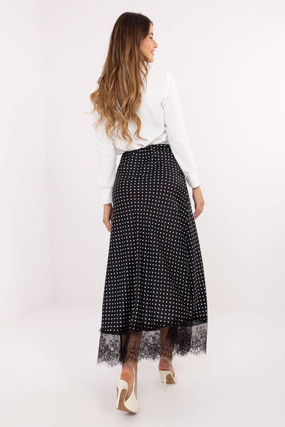 Model wearing Rue Paris elegant midi skirt with a comfortable waistband, displaying its perfect fit and style for both casual and formal occasions.