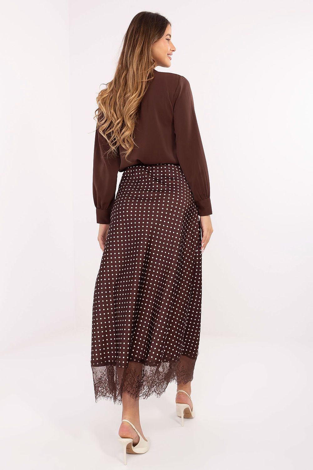 Stylish model showcasing the Rue Paris elegant midi skirt in a versatile setting, ideal for everyday wear, work, or special occasions, designed with comfort in mind.