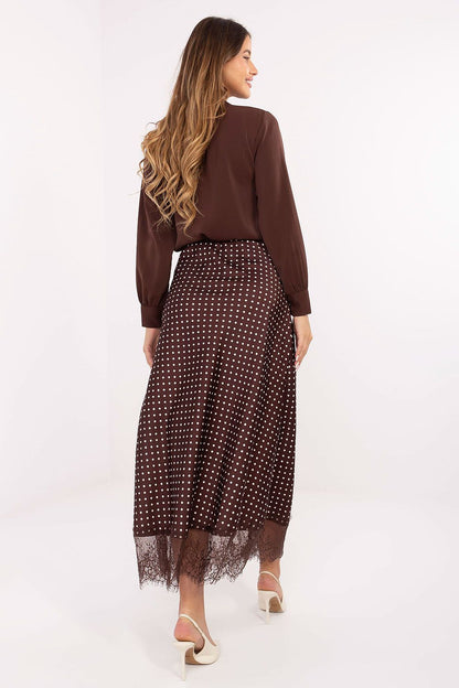 Stylish model showcasing the Rue Paris elegant midi skirt in a versatile setting, ideal for everyday wear, work, or special occasions, designed with comfort in mind.