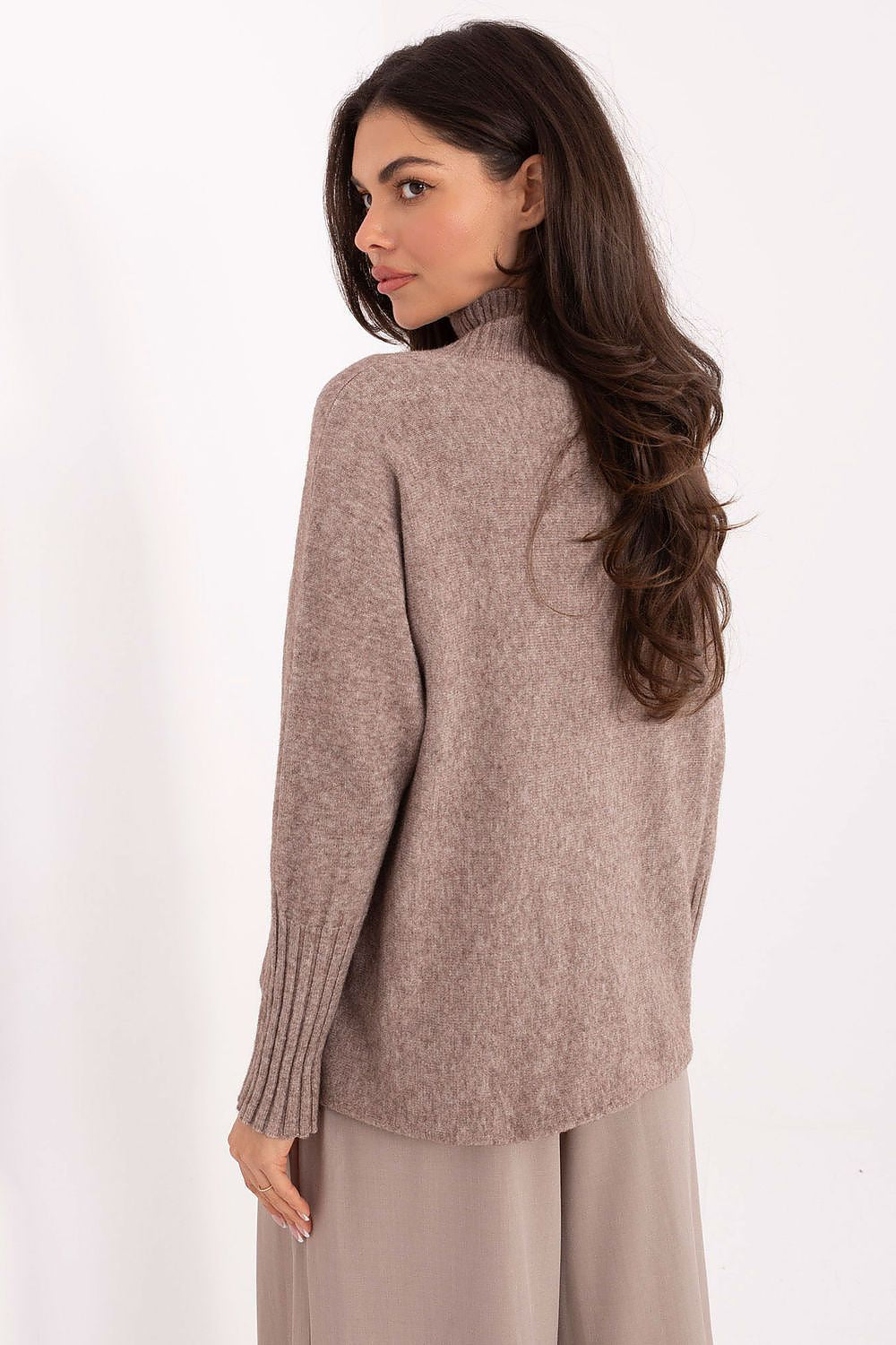 Luxurious turtleneck sweater by Rue Paris in a soft viscose blend, showcasing a casual yet elegant style for everyday wear, available in EU size 0.