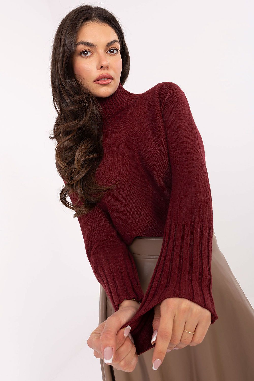 Luxurious classic women's turtleneck sweater by Rue Paris, crafted from a soft viscose-polyamide blend, perfect for stylish everyday wear. Featuring ribbed cuffs and a flattering fit, ideal for both casual and elegant looks.