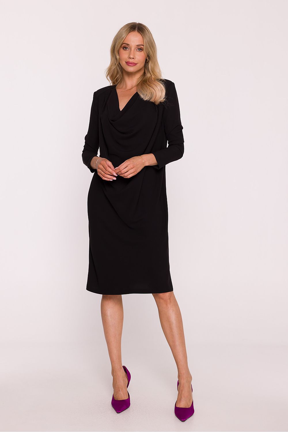 Close-up of Stylove pencil dress fabric with a smooth, slightly shiny finish, highlighting its quality and elegance for upscale events.