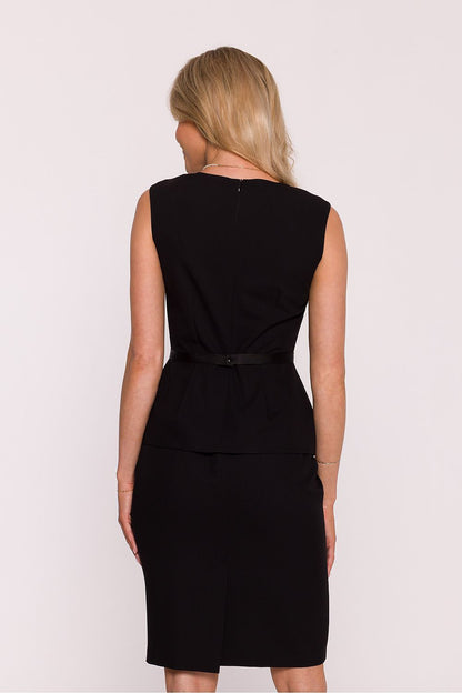 Close-up of the delicate semi-circular neckline and sleeveless design of the Stylove pencil dress, made of smooth, luxurious fabric.