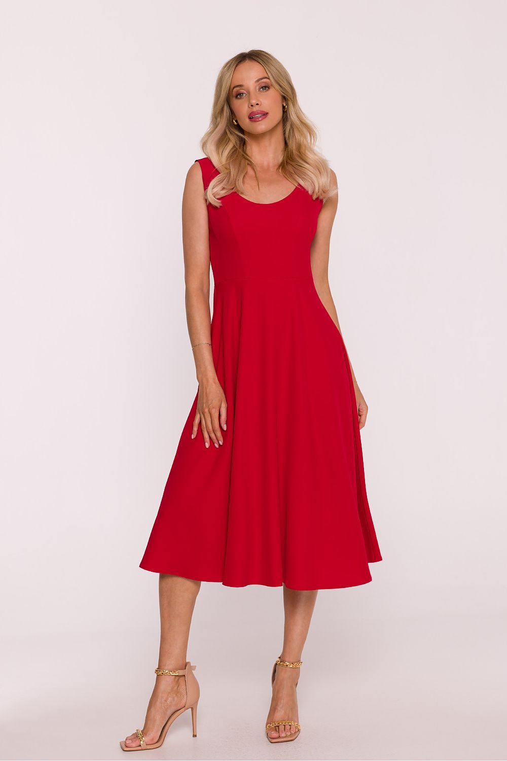 Fitted bodice and flowing skirt of the Stylove flared evening dress, designed to enhance feminine silhouette for a charming look.