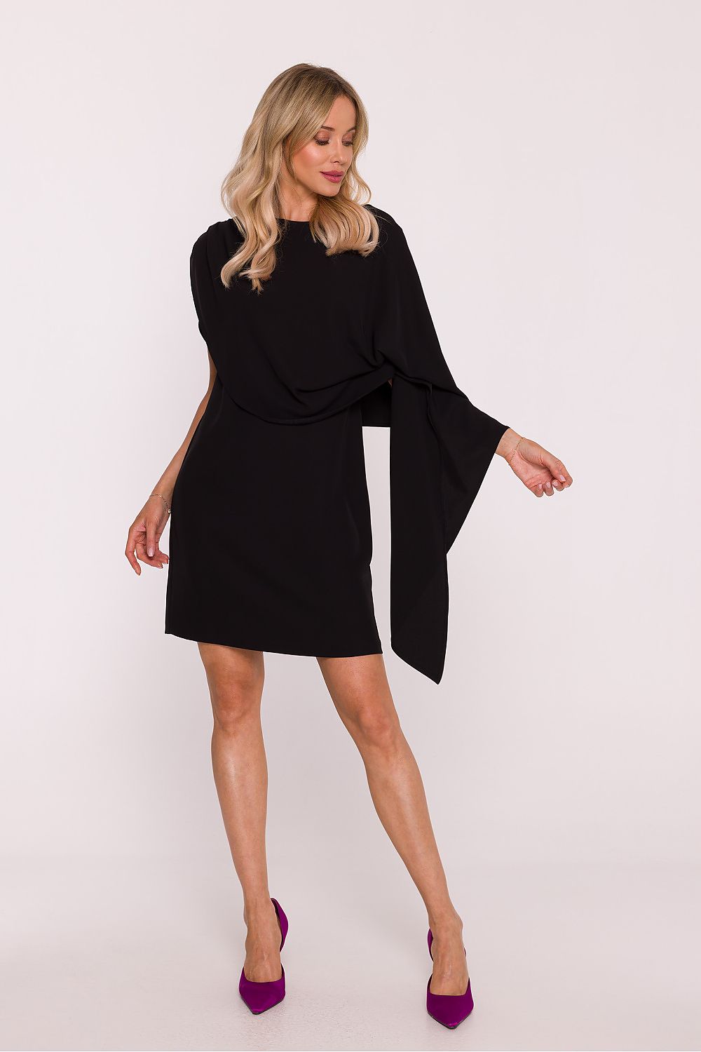 Stylove cocktail dress detail highlighting smooth fabric with subtle shine, perfect for elegant parties and ceremonies.