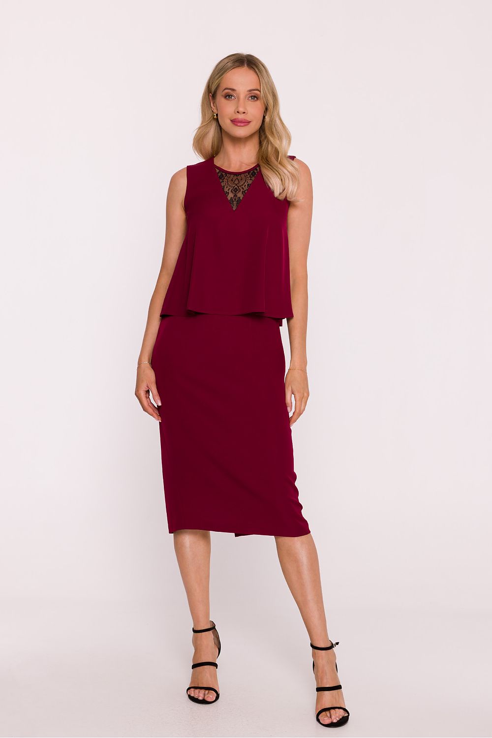 Close-up of Stylove pencil dress lace insert and V-neckline, highlighting exquisite craftsmanship and premium materials for a sophisticated look.