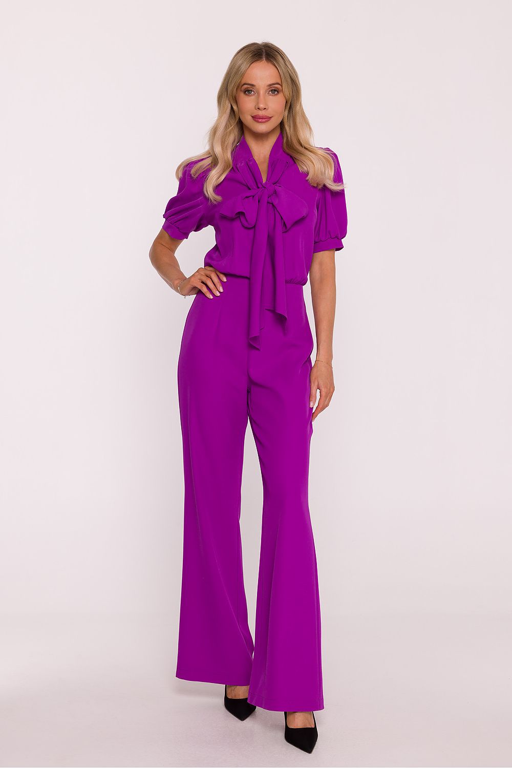 Luxurious Women's Suit from Stylove showcasing its feminine V-Neck and light, flowing wide trousers, ideal for elegant outings.
