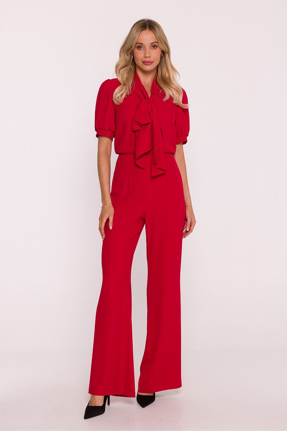 Wide trousers of the elegant women's suit by Stylove showcasing a sophisticated high-waisted design.