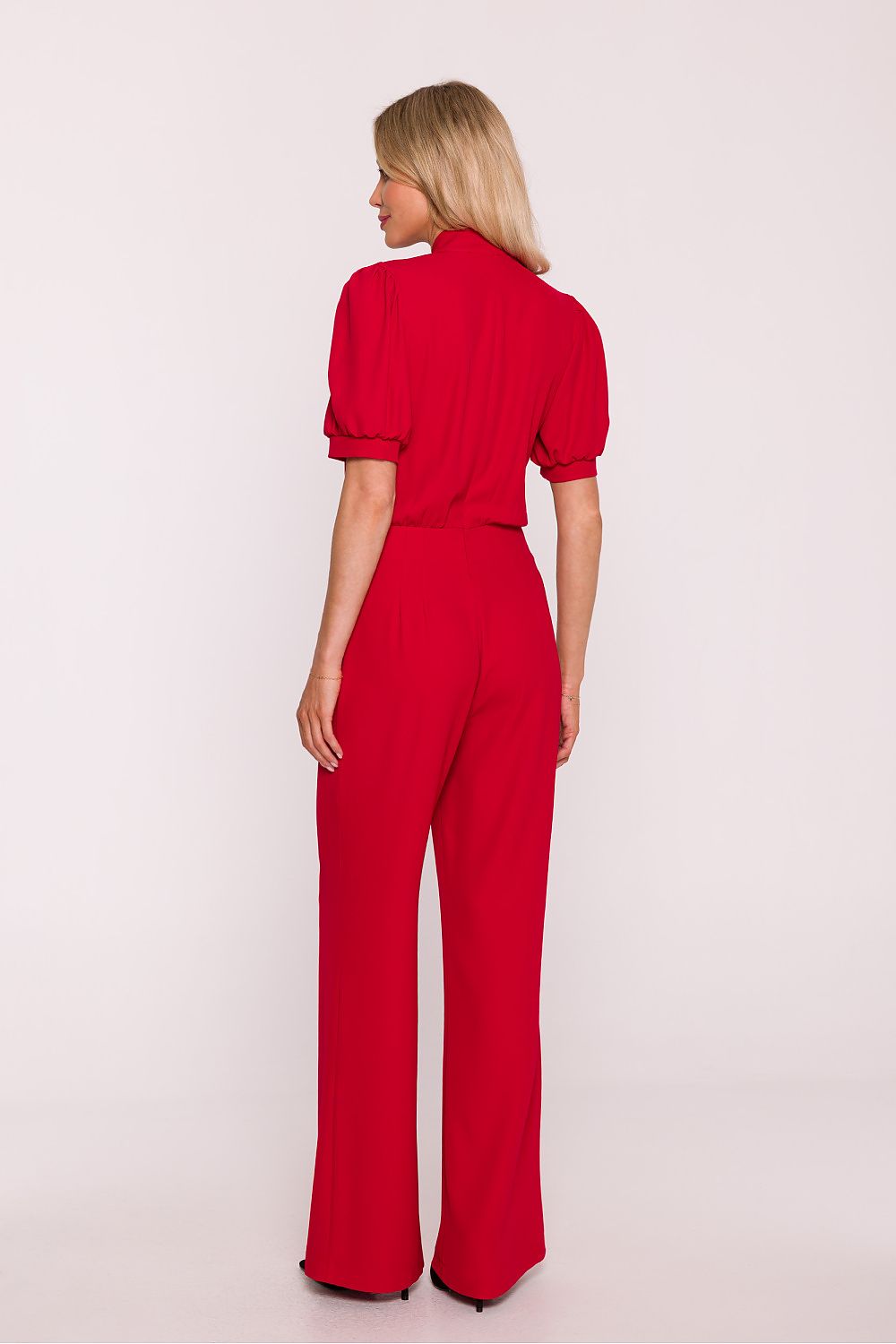 Model wearing the Luxurious women's suit from Stylove, featuring chic puffy sleeves and a refined silhouette.