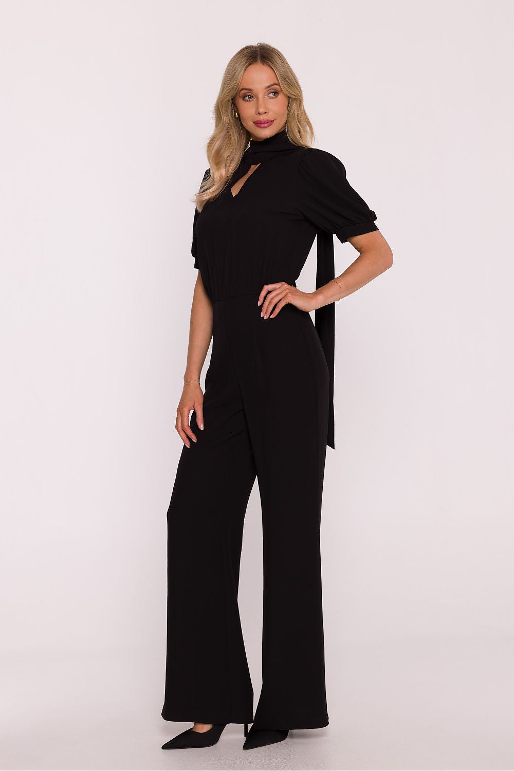 Stylish women's suit by Stylove featuring a V-neck and elegant tie detail, modelled with wide trousers in a soft sheen fabric.