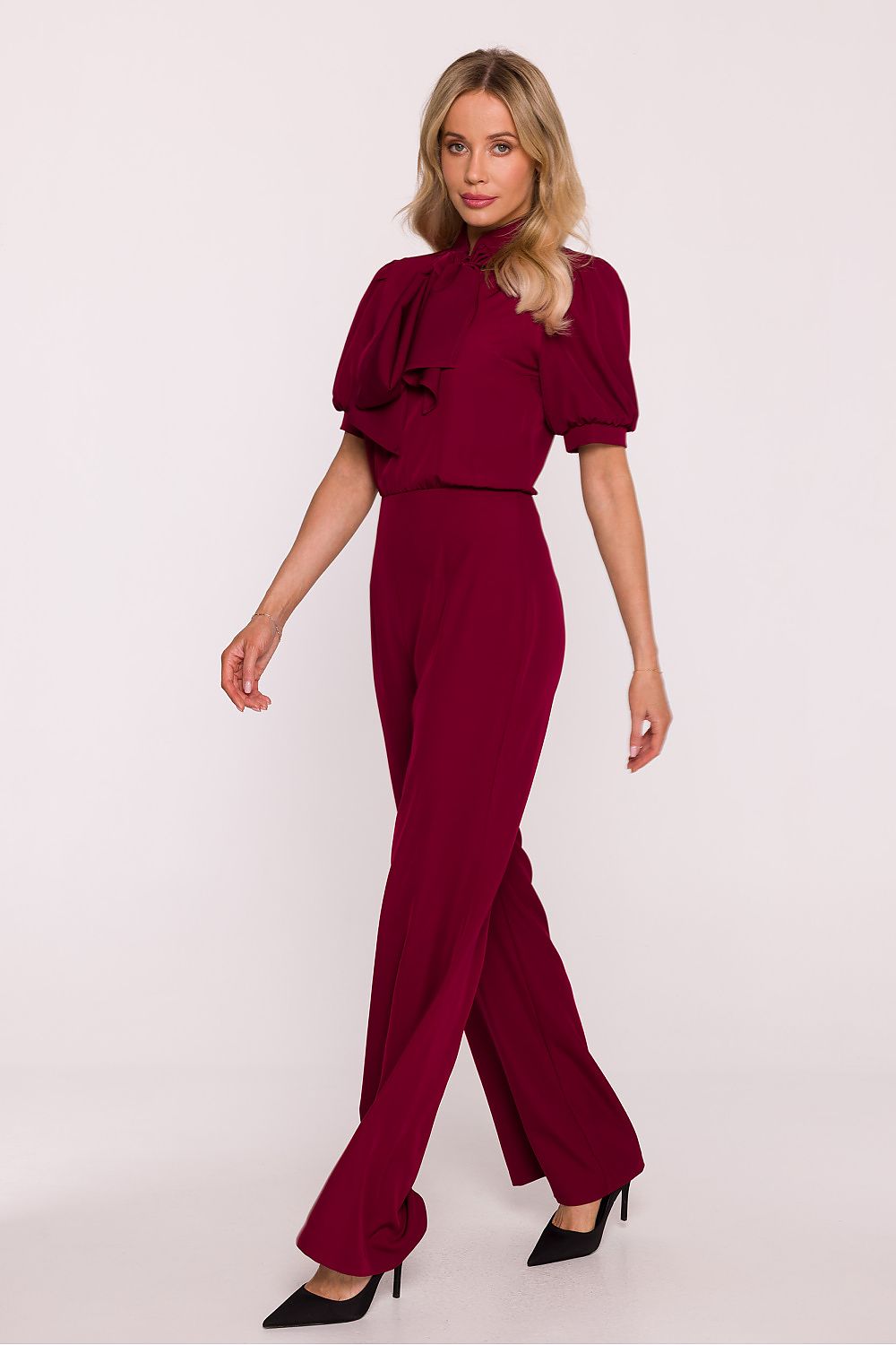 Back view of the elegant women's suit by Stylove, highlighting the concealed zipper and perfect fit for a silhouette-enhancing look.