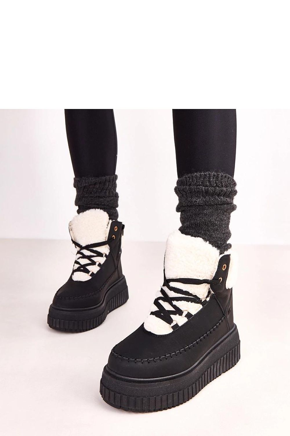 Elegant Solea Ankle Boots with a 6.5 cm platform and stylish design, ideal for chic urban outfits and seasonal warmth.