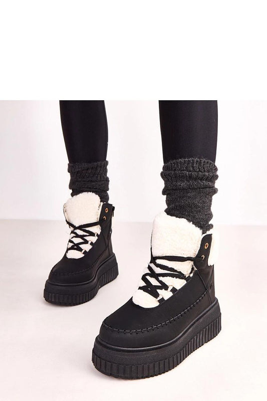 Elegant Solea Ankle Boots with a 6.5 cm platform and stylish design, ideal for chic urban outfits and seasonal warmth.