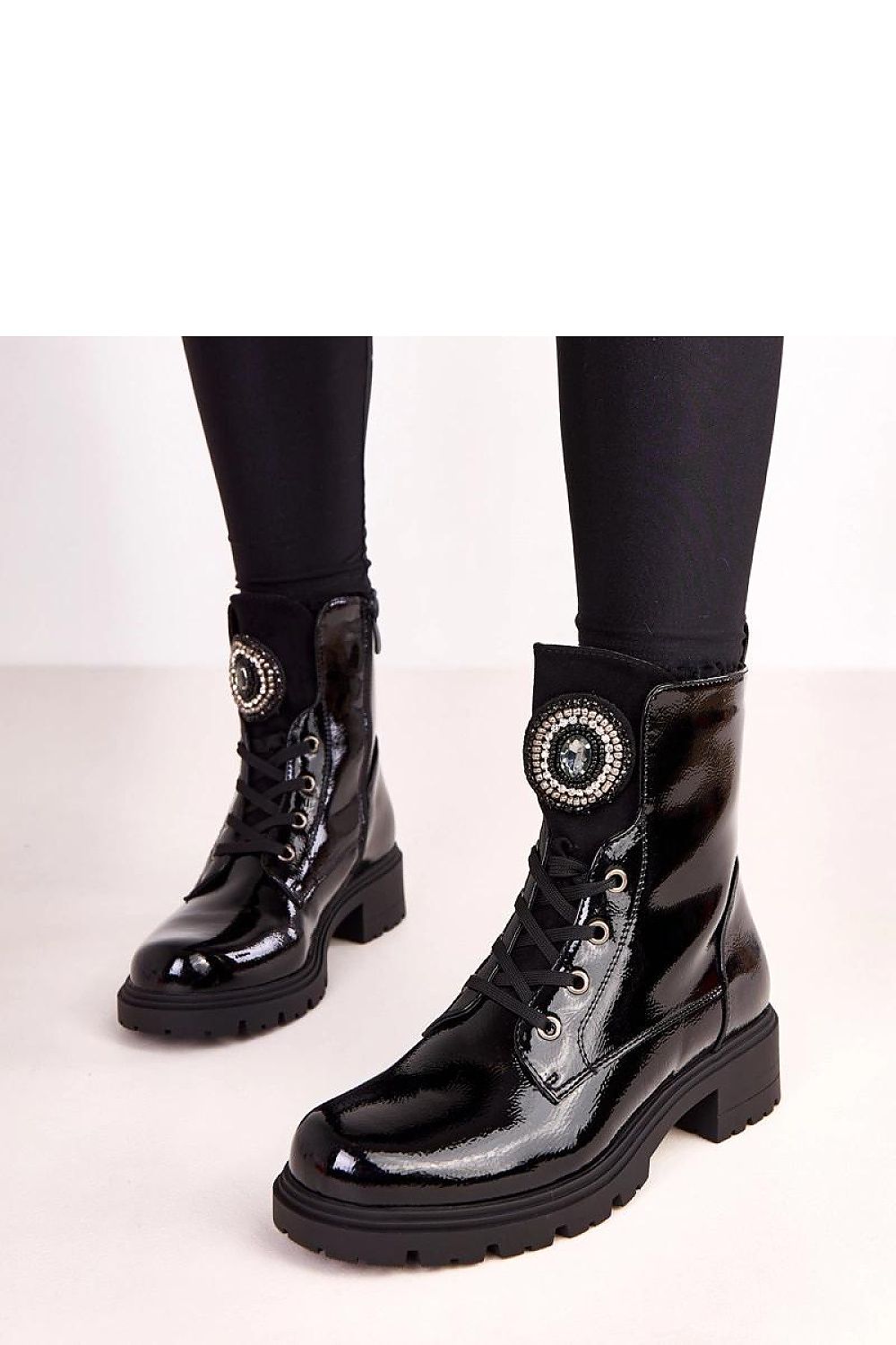 Elegant Solea ankle boots showcasing a warm interior and stable 4 cm heel, perfect for urban style and comfort.