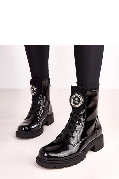 Elegant Solea ankle boots showcasing a warm interior and stable 4 cm heel, perfect for urban style and comfort.