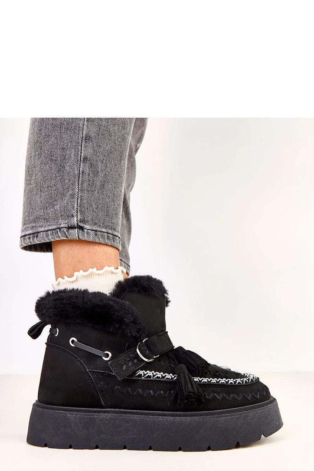 Chic Solea slip-on snow boots featuring luxurious fur lining and a 4 cm platform, perfect for winter fashion with added comfort.