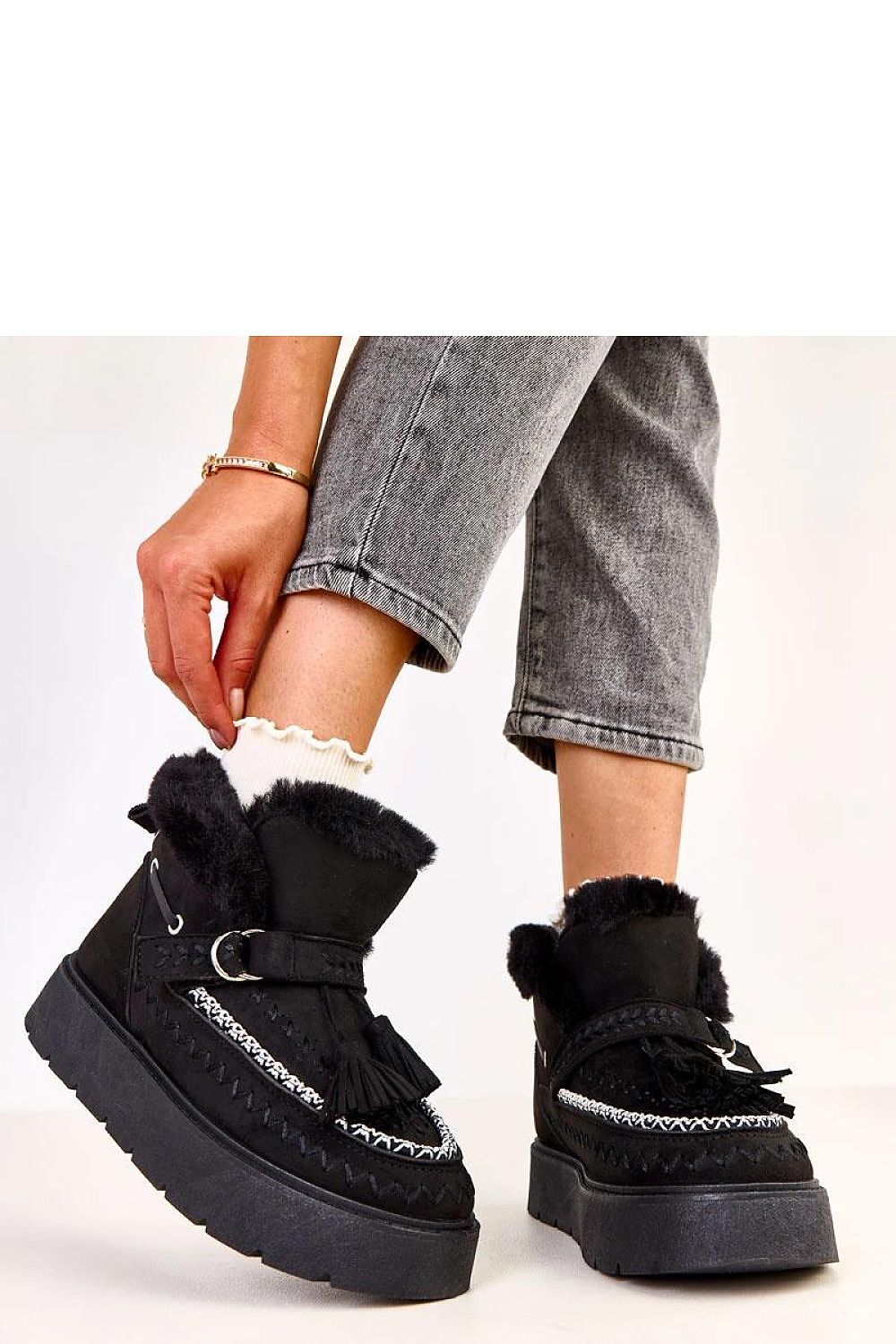 Stylish Solea snow boots adorned with decorative fringes and warm fur interior, designed for both elegance and thermal comfort during cold days.