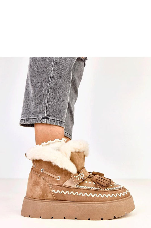 Luxury Solea slip-on snow boots featuring stylish decorative fringes, warm fur lining, perfect for winter wear.