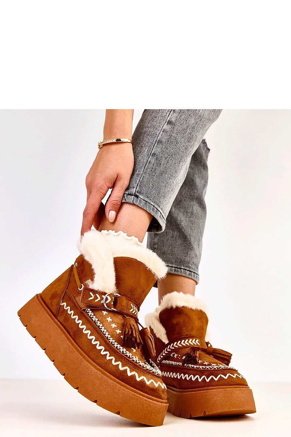 Solea luxurious slip-on snow boots with fur lining and stylish decorative fringes, featuring a 4 cm platform for added elegance and comfort during winter.