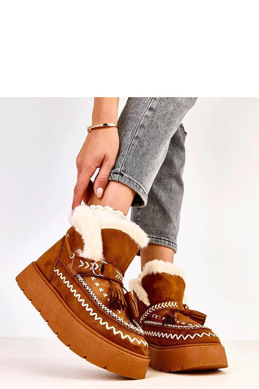 Solea luxurious slip-on snow boots with fur lining and stylish decorative fringes, featuring a 4 cm platform for added elegance and comfort during winter.