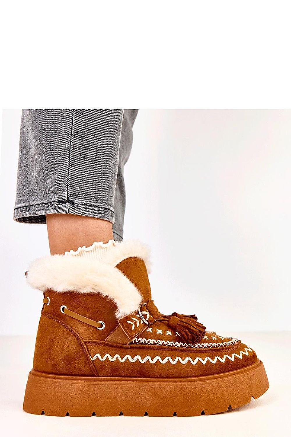 Close-up of Solea snow boots showcasing ecological suede leather and plush fur lining, designed for ultimate warmth and sophisticated winter style.