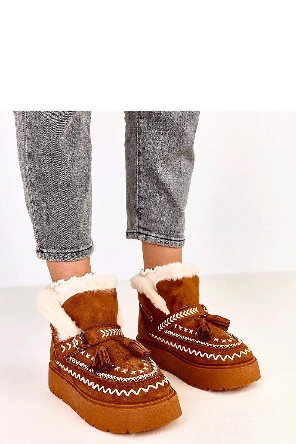 Solea luxury slip-on snow boots for women featuring a warm fur lining and elegant decorative fringes, designed for winter comfort in EU sizes 36-41 with a stylish 4 cm platform.