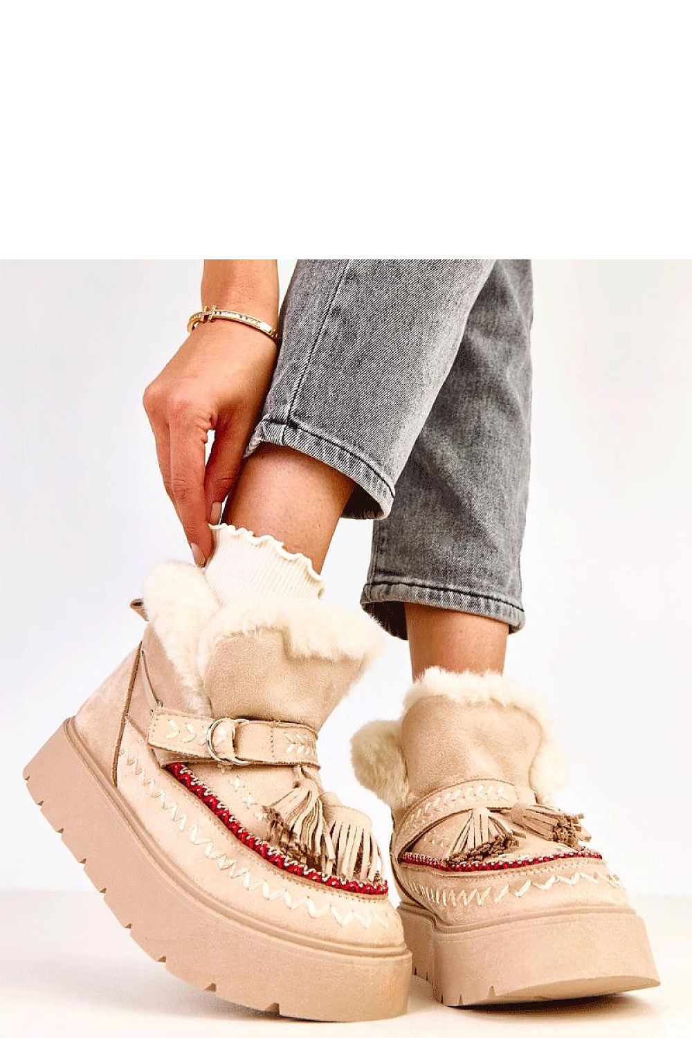 Luxurious Solea snow boots featuring a 4 cm high platform and plush fur lining, perfect for cosy winter outings.