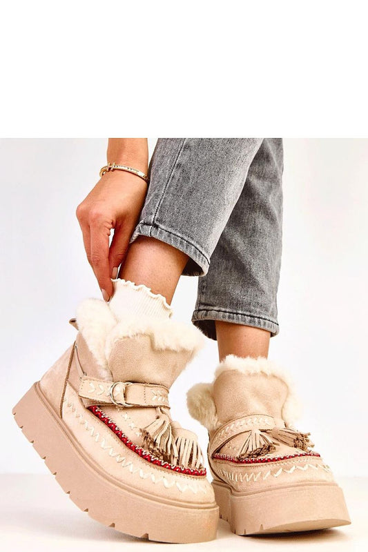 Luxurious Solea snow boots featuring a 4 cm high platform and plush fur lining, perfect for cosy winter outings.