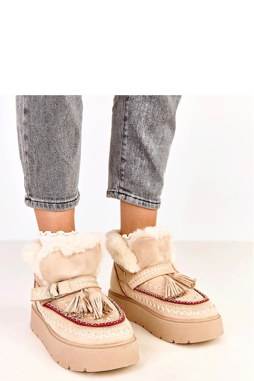 Stylish Solea snow boots, combining elegance and warmth with a round toe and a soft fur footbed, available in sizes EU 36-41.