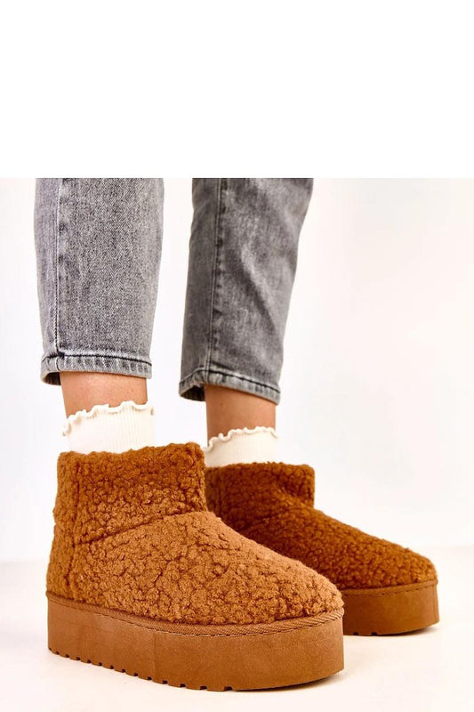 Solea Women's luxurious slip-on snow boots featuring plush synthetic fur for warmth and comfort, perfect for winter adventures.