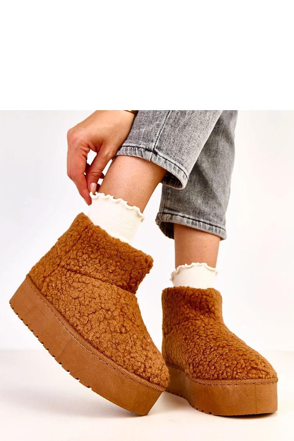 Solea Women's snow boots designed with a round toe and insulated fur, ideal for maintaining warmth during winter days.