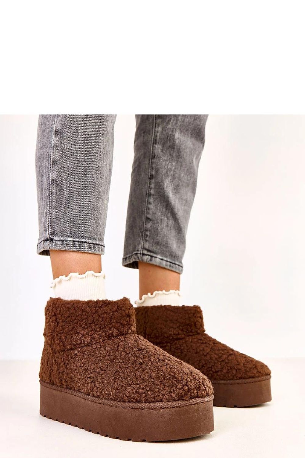 Luxury Solea slip-on snow boots with synthetic fur, designed for warmth and comfort in winter, featuring a stylish round toe and 4 cm platform.