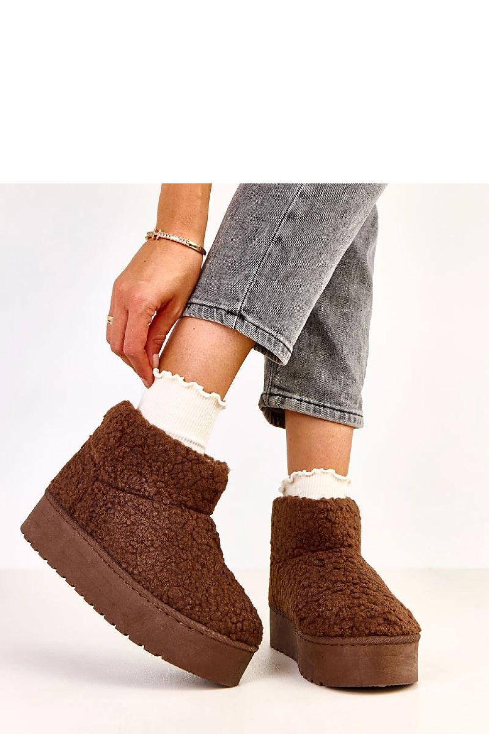 Elegant Solea snow boots with a round toe design, lined with soft fur to keep feet dry and warm during cold weather.