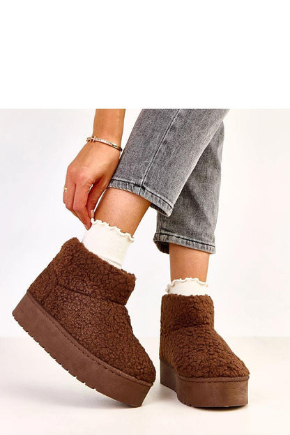 Elegant Solea snow boots with a round toe design, lined with soft fur to keep feet dry and warm during cold weather.