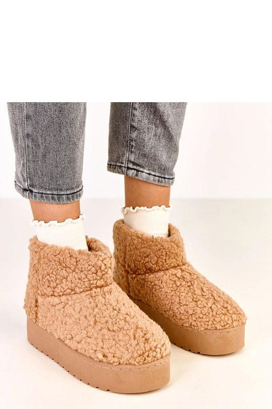 Luxury Solea slip-on snow boots for women with warm synthetic fur lining and a stylish 4cm platform, perfect for cold winter days.