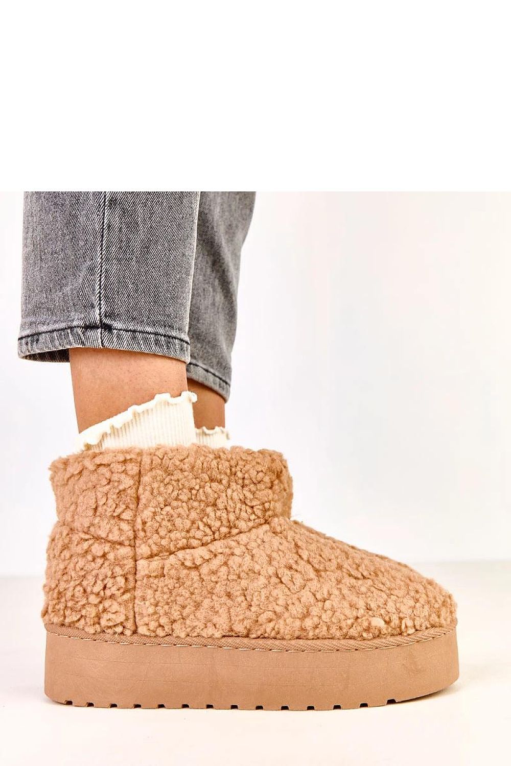 Elegant Solea women's snow boots featuring a cozy round toe design and premium synthetic fur, designed for comfort and insulation in winter.