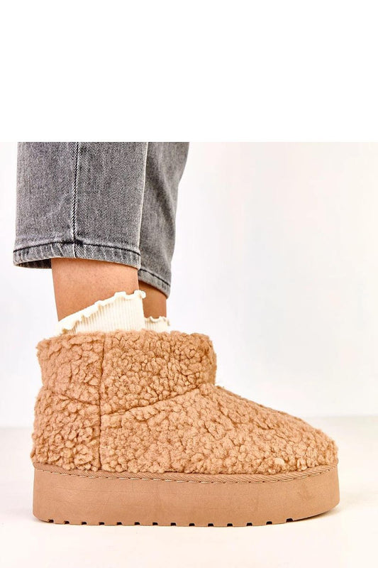 Elegant Solea women's snow boots featuring a cozy round toe design and premium synthetic fur, designed for comfort and insulation in winter.