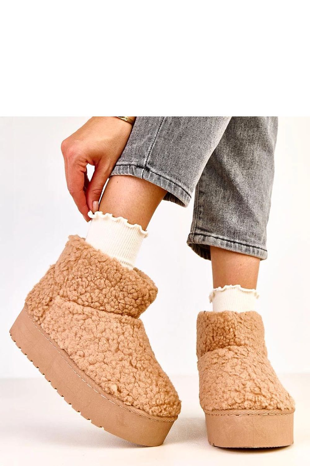 Luxury slip-on snow boots for women by Solea featuring warm synthetic fur and a 4cm platform, ideal for stylish winter comfort.