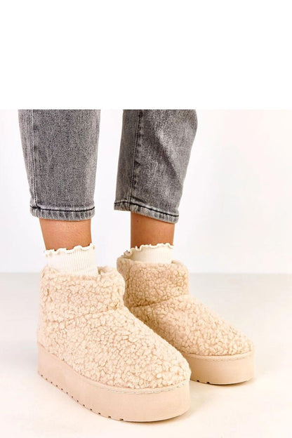 Solea luxury slip-on snow boots with synthetic fur lining, showcasing a comfortable platform and elegant design, perfect for winter fashion.