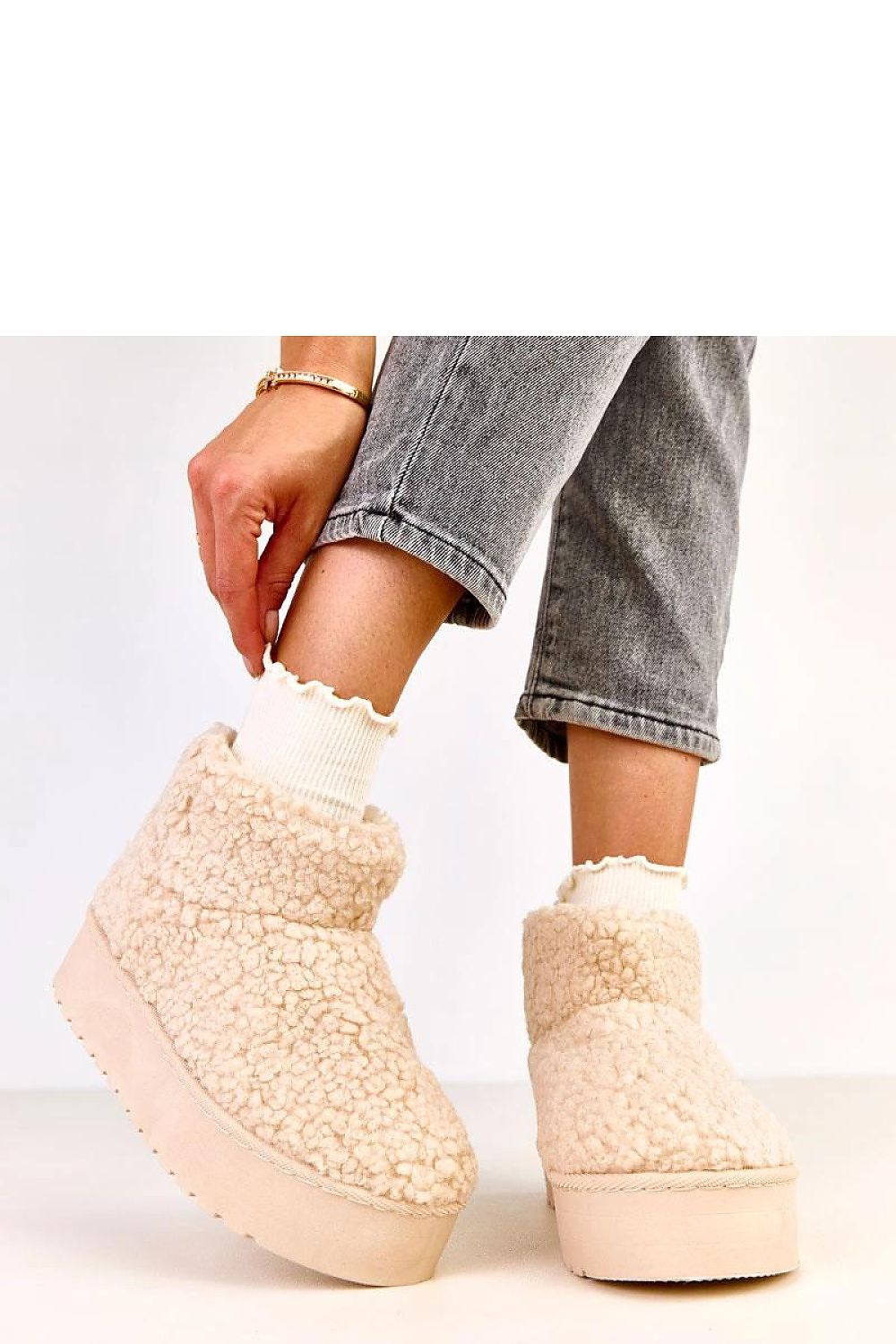 Stylish Solea slip-on snow boots displaying a chic silhouette and a 4 cm platform, ideal for effortlessly tackling winter conditions.