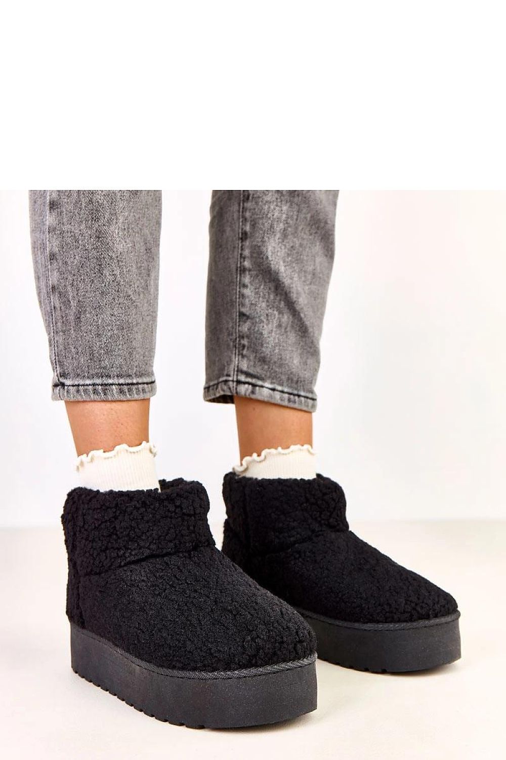 Luxurious Solea women's slip-on snow boots featuring a plush synthetic fur lining for maximum warmth and comfort, perfect for winter days.