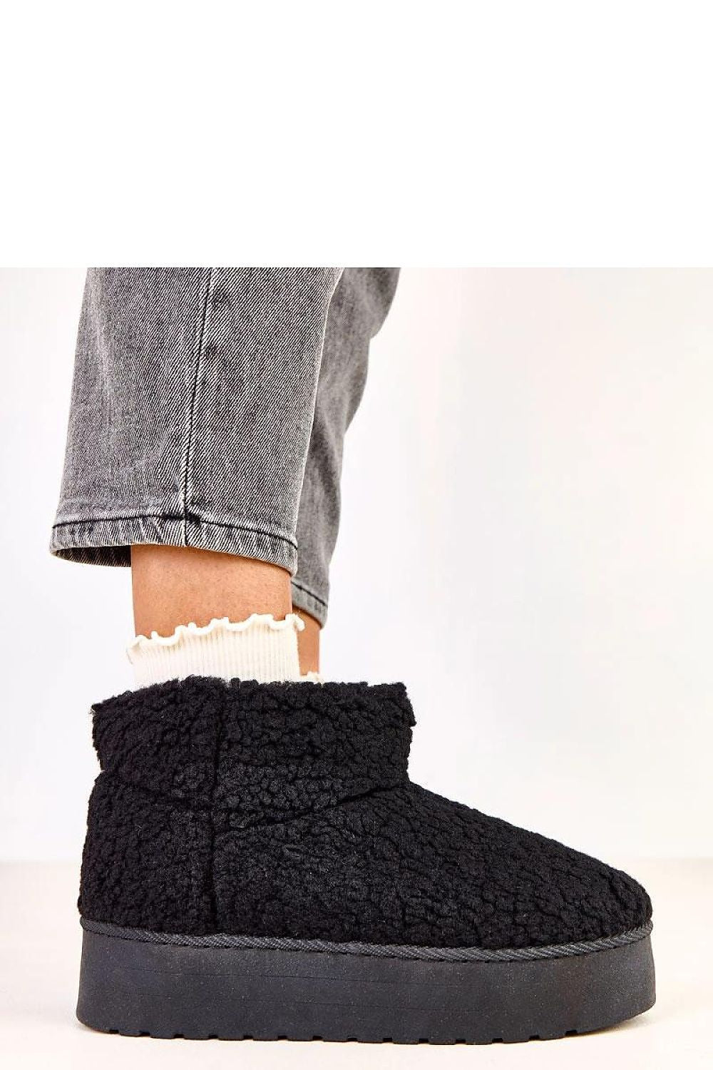 Elegant Solea women's snow boots showcasing a 4cm platform for stability, adorned with cozy synthetic fur for a chic winter look.