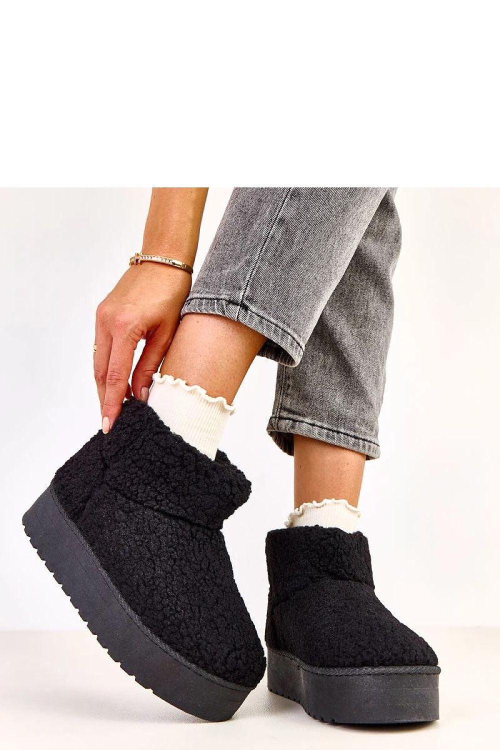 Solea women's slip-on snow boots in a stylish design, crafted with soft synthetic fur for insulation against cold temperatures.