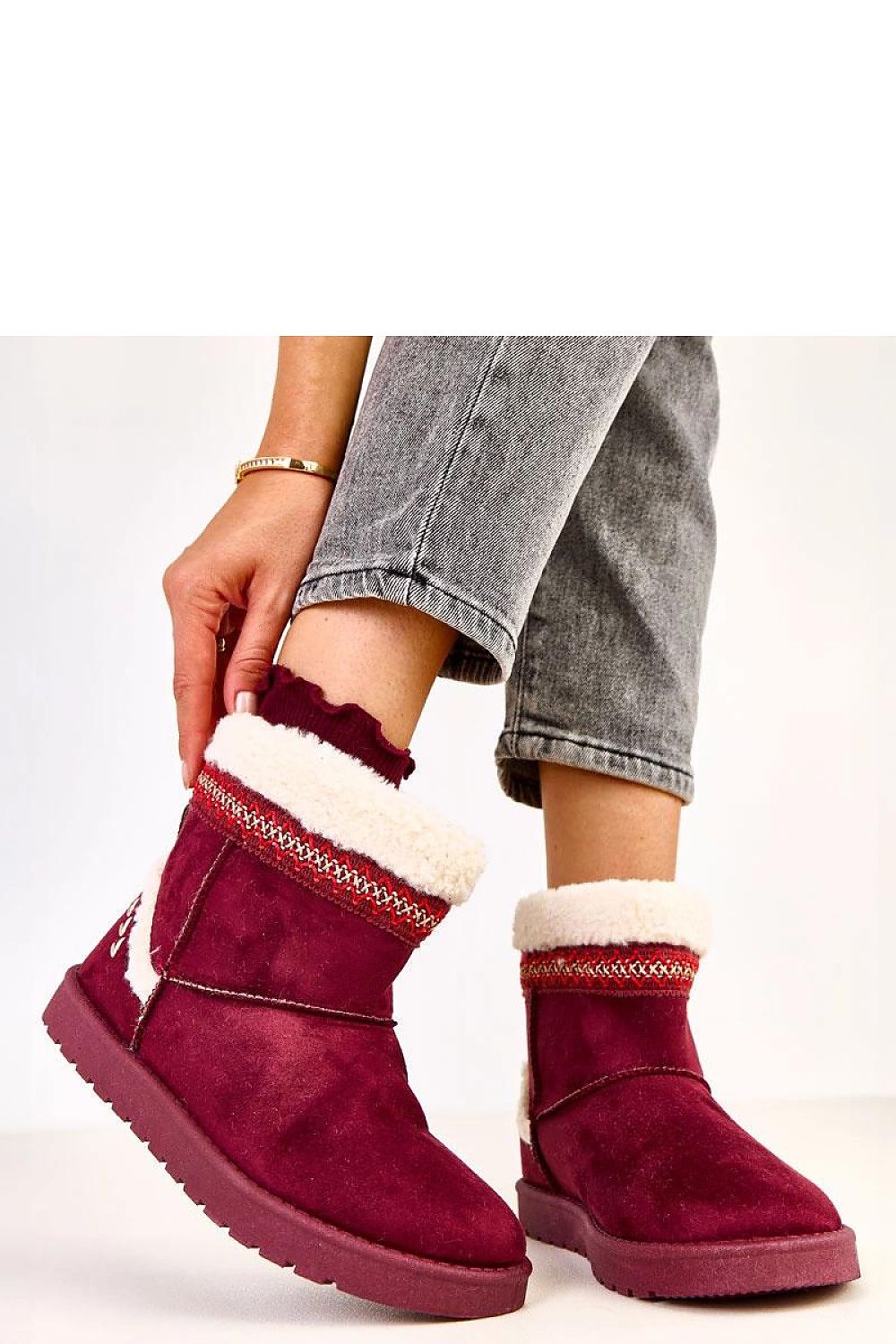 Solea snow boots with a round toe and 2.5 cm sole height, ideal for stability and warmth during cold weather, featuring a rich fur lining.