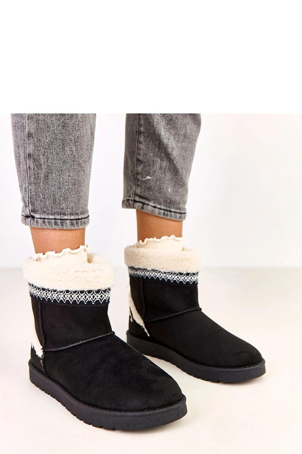 Elegant slip-on snow boots by Solea featuring decorative embroidery and luxurious fur lining, perfect for winter fashion in EU sizes 36-41.