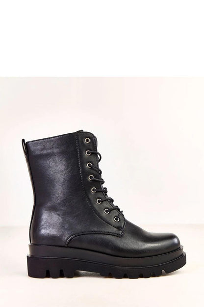 Sophisticated Solea Bootie, 17 cm high with a 5.5 cm heel, showcasing a round toe and insulated comfort, perfect for stylish winter fashion.