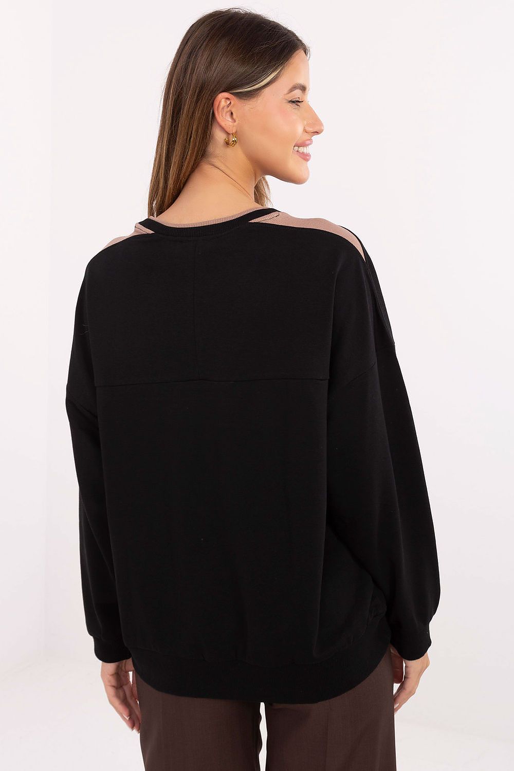 Chic long sleeve oversized women's sweatshirt by Relevance, designed with a sporty touch and ideal for year-round fashion.