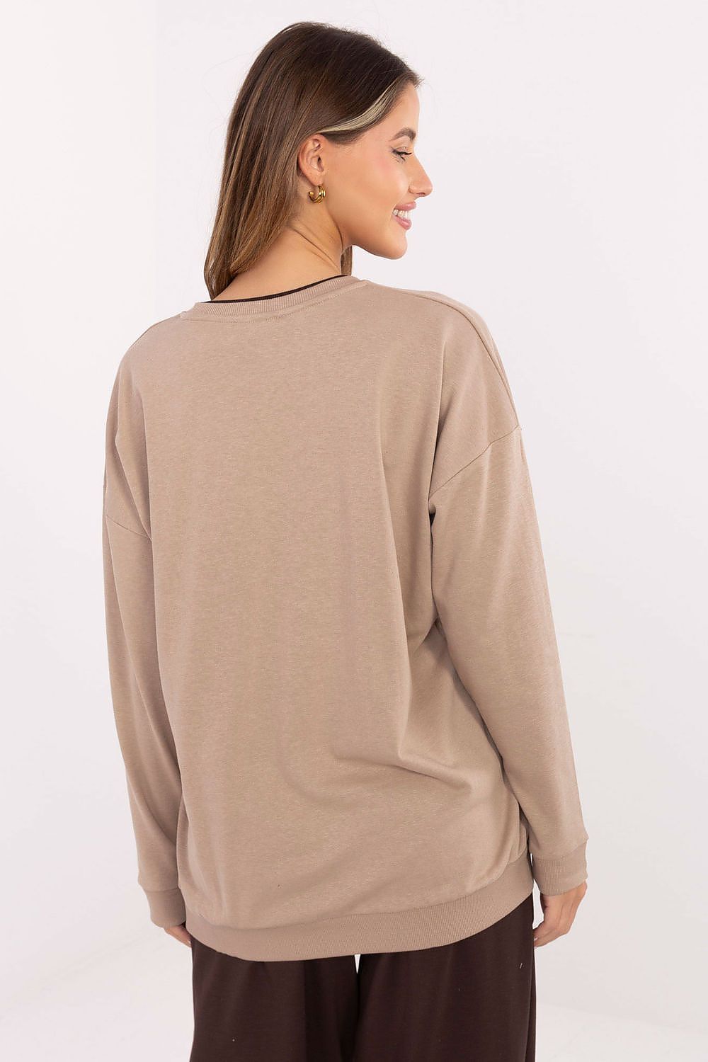 Chic loose-cut women's sweatshirt from Relevance, crafted from a durable cotton-polyester blend, ideal for pairing with jeans or leggings.
